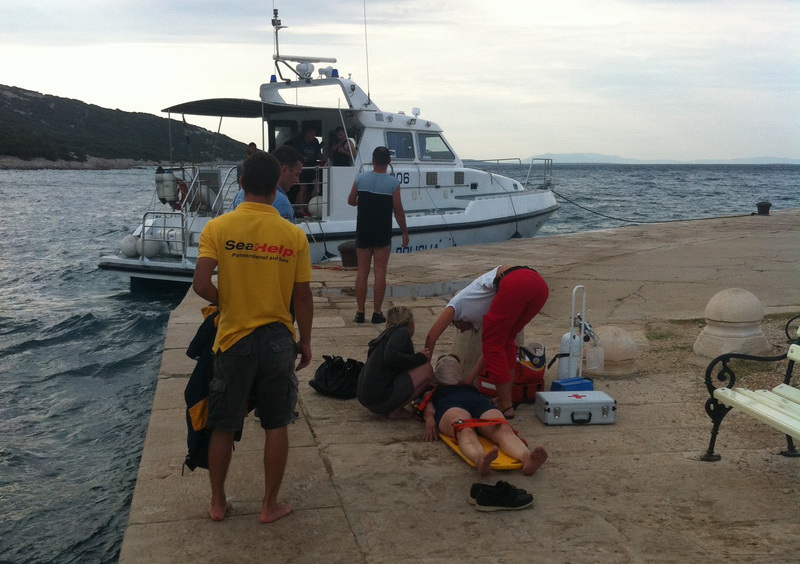 Arzt und SeaHelp-Mitarbeiter können die Schwerverletzte sicher an Land bringen.
