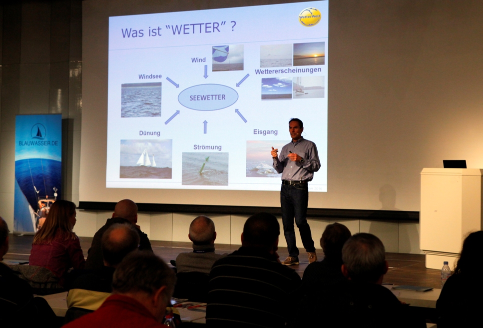 Dr. Neemo Schrader von WetterWelt referiert auf dem Blauwasserseminar. 