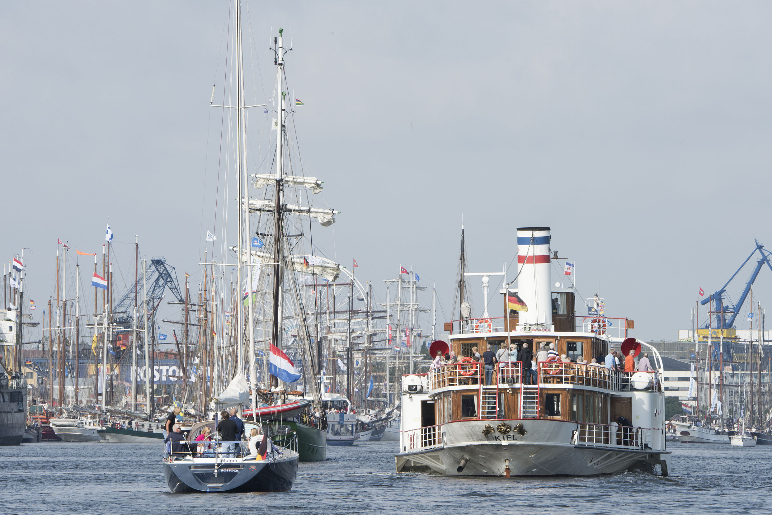 Mit zahlreichen Mitseglern brachen die Traditionsschiffe zu ihren Tagesfahrten auf. Foto: Hanse Sail Rostock / Lutz Zimmermann 