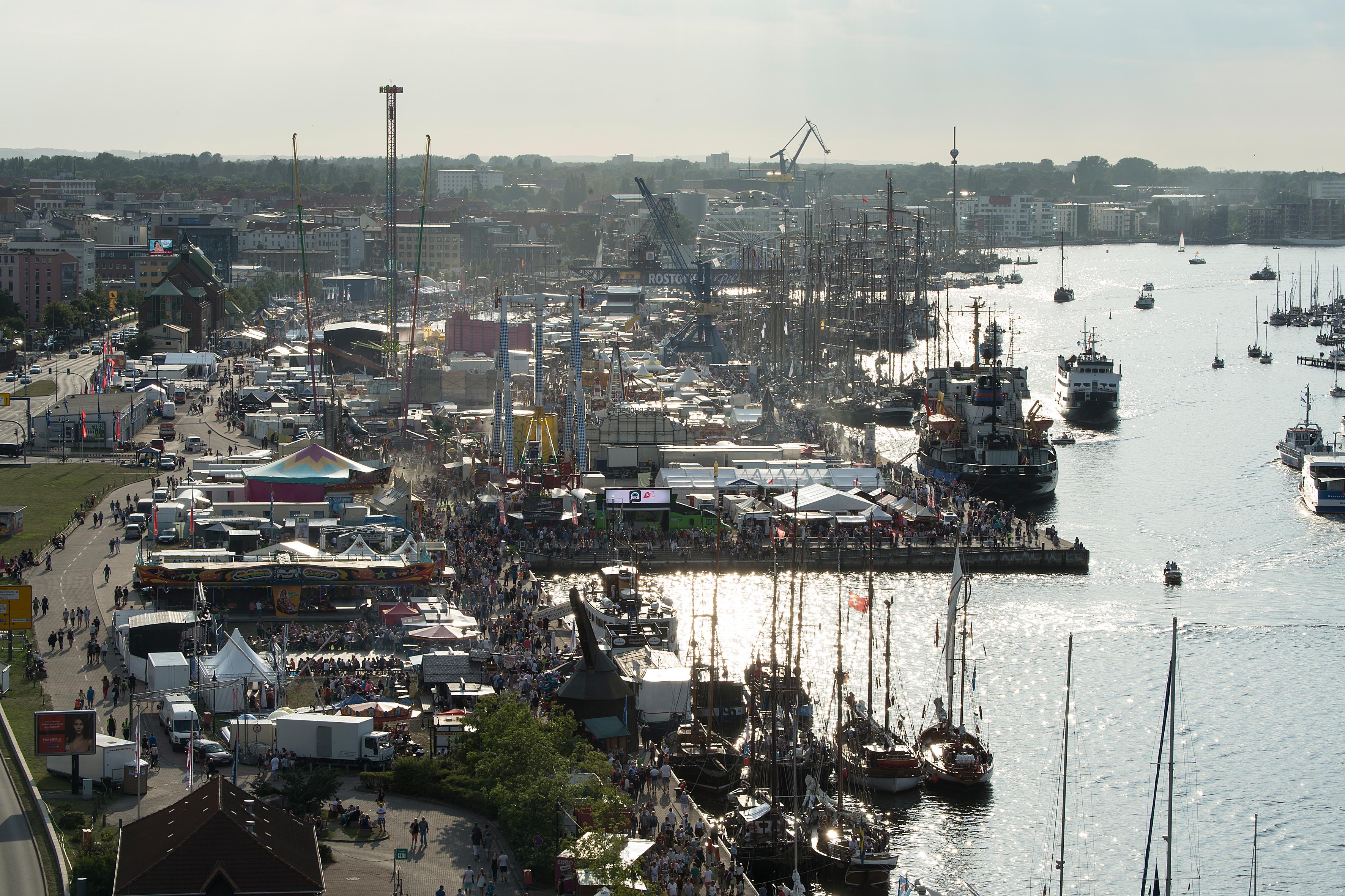 Maritim und unterhaltsam präsentiert sich die Bummelmeile im Rostocker Stadthafen, Foto: Lutz Zimmermann
