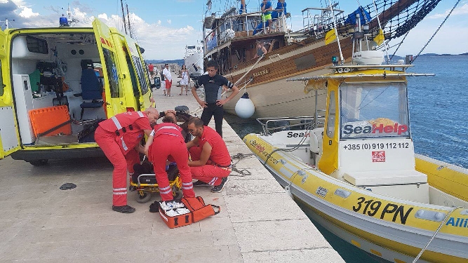 Erstversorgung noch auf dem SeaHelp-Einsatzboot: Der lebensgefährlich Verletzte wird für den Abtransport per Rettungshubschrauber vorbereitet.